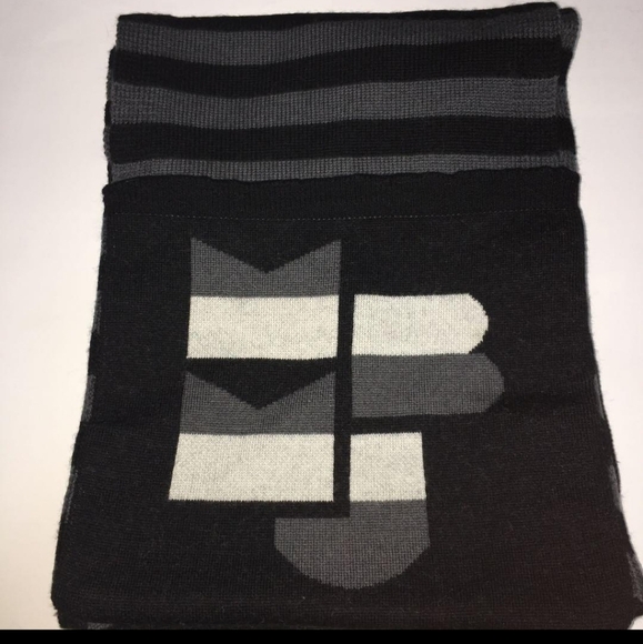 MARC by Marc jacobs 💯 Authentic Wool 8 by 68 inches - Picture 9 of 9